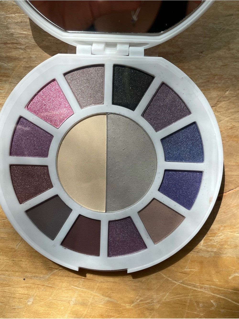 THE WHO 14-Color Eyeshadow Palette - Neutral & Pink Tones - Picture 3 of 4